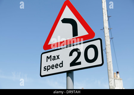 Limite de vitesse maximale de 20 mi/h et virage à gauche vers les panneaux d'avertissement de route avant, Royaume-Uni Banque D'Images