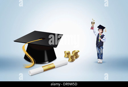 Un enfant debout à côté d'une graduation hat Banque D'Images