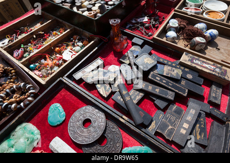 Close-up d'une sélection d'antiquités à vendre à un marché aux puces en plein air à Kyoto, Japon Banque D'Images