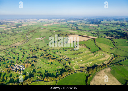 Vue aérienne de la belle verte campagne du Somerset, Royaume-Uni. Comprend des champs, des fermes, des arbres et un parcours de golf. Banque D'Images