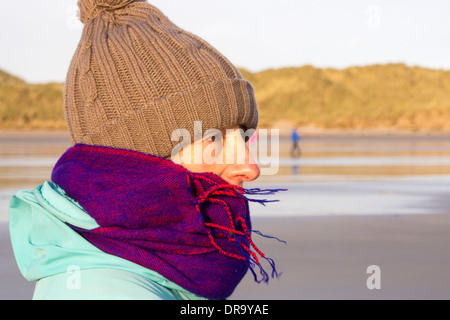 Une femme s'est terminée sur la plage de Beadnell, Northumberland, Angleterre. Banque D'Images