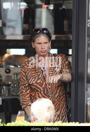 Steven Tyler, chanteur d'Aerosmith est franc avec les fans et un photographe après un déjeuner dans un Downttown restaurant Toronto Toronto, Canada - 28.06.12 Banque D'Images