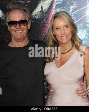 Peter Fonda ; Margaret DeVogelaere Los Angeles premiere de 'The Amazing Spider-Man' qui s'est tenue au Regency Village Theatre - Arrivées Los Angeles, Californie - 28.06.12 Banque D'Images