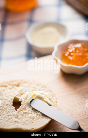 Tartinade de fromage à la crème sur le dessus d'un bagel Banque D'Images