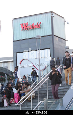 Atmosphère, un homme a été poignardé à mort dans le centre commercial Westfield Stratford tandis que deux autres ont été blessés après une bagarre dans le Parc olympique dans l'Est de Londres. Londres, Angleterre - 29.06.12 Banque D'Images