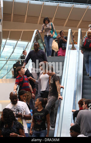 Atmosphère, un homme a été poignardé à mort dans le centre commercial Westfield Stratford tandis que deux autres ont été blessés après une bagarre dans le Parc olympique dans l'Est de Londres. Londres, Angleterre - 29.06.12 Banque D'Images