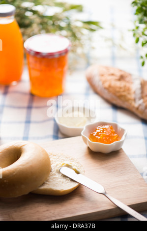 Tartinade de fromage à la crème sur le dessus d'un bagel Banque D'Images