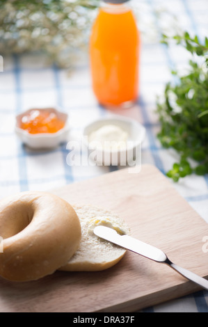 Tartinade de fromage à la crème sur le dessus d'un bagel Banque D'Images