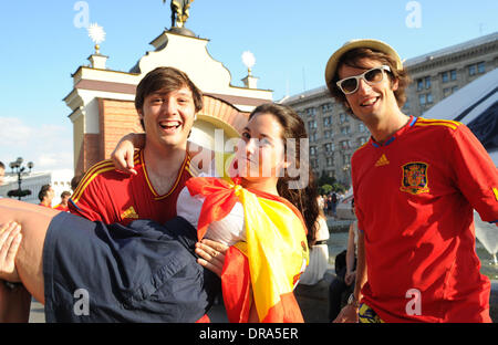 L'Espagnol fans avant la finale de l'Euro 2012 entre l'Espagne et l'Italie au Stade Olympique de Kiev, Ukraine - 01.07.12 Banque D'Images