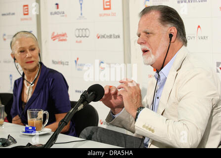 Helen Mirren et mari Taylor Hackford assister à une conférence de presse pendant le 47e Festival International du Film à Karlovy Vary Karlovy Vary, République tchèque - 30.06.12 Banque D'Images