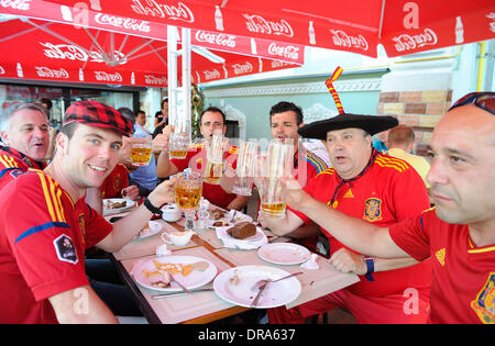 L'espagnol et l'italien devant des fans de l'Euro 2012 finale entre l'Espagne et l'Italie au Stade Olympique de Kiev, Ukraine - 01.07.12 Banque D'Images