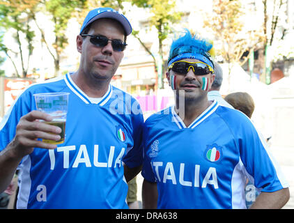 L'espagnol et l'italien devant des fans de l'Euro 2012 finale entre l'Espagne et l'Italie au Stade Olympique de Kiev, Ukraine - 01.07.12 Banque D'Images