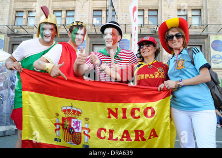 L'espagnol et l'italien devant des fans de l'Euro 2012 finale entre l'Espagne et l'Italie au Stade Olympique de Kiev, Ukraine - 01.07.12 Banque D'Images