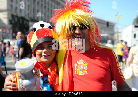 L'espagnol et l'italien devant des fans de l'Euro 2012 finale entre l'Espagne et l'Italie au Stade Olympique de Kiev, Ukraine - 01.07.12 Banque D'Images