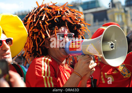 L'espagnol et l'italien devant des fans de l'Euro 2012 finale entre l'Espagne et l'Italie au Stade Olympique de Kiev, Ukraine - 01.07.12 Banque D'Images