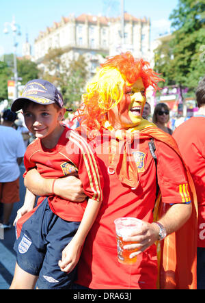 L'espagnol et l'italien devant des fans de l'Euro 2012 finale entre l'Espagne et l'Italie au Stade Olympique de Kiev, Ukraine - 01.07.12 Banque D'Images