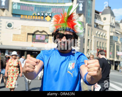 L'espagnol et l'italien devant des fans de l'Euro 2012 finale entre l'Espagne et l'Italie au Stade Olympique de Kiev, Ukraine - 01.07.12 Banque D'Images