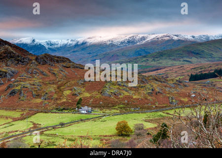 Voir au-dessus de Capel Curig, regard vers l'Ogwen Valley et la chaîne de montagnes couvertes de neige Carnedd, Parc National de Snowdonia. Banque D'Images