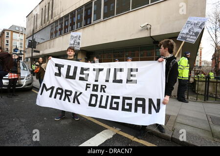 Organiser une manifestation pour la Justice Mark Duggan bannière à l'extérieur Holborn station de police. Étudiants ont poursuivi leur campagne de soutien d'enseignants et de personnel de soutien et de payer les pensions ainsi que la violence policière lors des occupations d'étudiants à Londres. Environ 150 étudiants ont poursuivi leur campagne de soutien d'enseignants et de personnel de soutien et de payer les pensions ainsi que la violence policière lors des occupations d'étudiants. Les manifestants ont défilé de la University of London Union (ULU) à la Royal Courts of Justice, dans le centre de Londres. Banque D'Images