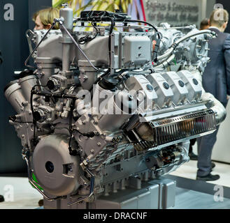 Nuremberg, Allemagne. 14Th Jan, 2014. Un homme pour les unités de cogénération moteur à gaz, avec une puissance maximale de 370 kW et une capacité de 17,2 L, est représenté à la foire de biogaz à Nuremberg, Allemagne, le 14 janvier 2014. Photo : Daniel Karmann/dpa/Alamy Live News Banque D'Images