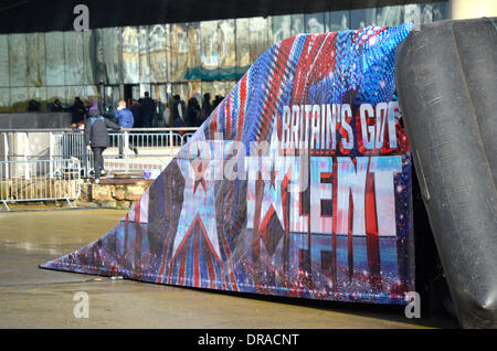 La baie de Cardiff, Pays de Galles, Royaume-Uni, le 22 janvier 2014. Une moto stunt équipe de exécution wow la foule rassemblée devant le Wales Millennium Centre de Cardiff Bay, où le Britain's Got Talent 2014 auditions ont lieu. Simon Cowell, Alesha Dixon, Amanda Holden et David Walliams hopefulls les auditions sont pour la série 2014, organisé par Ant et déc. crédit : Tom Guy/Alamy Live News Banque D'Images