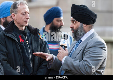 Downing Street, London, UK. 22 janvier, 2014. Les membres de l'Alliance Sikh pétition Downing Street en réponse aux récentes allégations la connivence "UK" avec l'Inde dans l'attaque contre le Temple d'or d'Amritsar en juin 1984. Le premier ministre David Cameron a demandé une enquête. Credit : Lee Thomas/Alamy Live News Banque D'Images