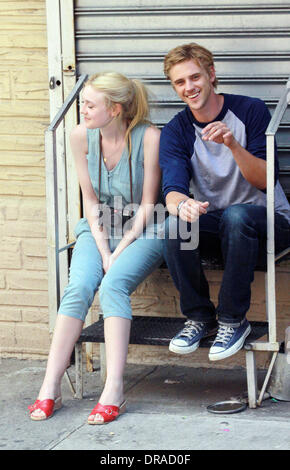 Dakota Fanning et Boyd Holbrook sur l'ensemble de leur nouveau film 'très bon tir des filles sur l'emplacement de Manhattan New York City, USA - 03.07.12 Banque D'Images