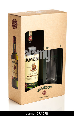 L'Irish whiskey Jameson gift pack y compris tumbler glass en boîte. Still Life studio photo sur fond blanc Banque D'Images