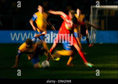 Joueurs de football floue en rouge et jaune. Banque D'Images