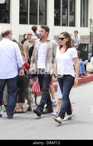 Ben Affleck, Jennifer Garner et leur fille Seraphina célébrer le 4 juillet, jour de l'Indépendance américaine à regarder le défilé avec leur famille sur Pacific Palisades Los Angeles, Californie - 04.07.12 Banque D'Images