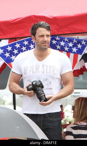 Ben Affleck célèbre le 4 juillet, jour de l'Indépendance américaine à regarder le défilé avec sa famille sur Pacific Palisades Los Angeles, Californie - 04.07.12 Avec : Ben Affleck Où : United States Quand : 04 Oct 2012 Banque D'Images