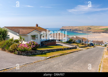 Vue sur plage de Polzeath (Polsegh, signifiant ruisseau à sec) sur la côte atlantique de l'Amérique du Cornwall, Angleterre, Royaume-Uni Banque D'Images