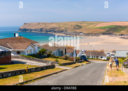 Vue sur plage de Polzeath (Polsegh, signifiant ruisseau à sec) sur la côte atlantique de l'Amérique du Cornwall, Angleterre, Royaume-Uni Banque D'Images