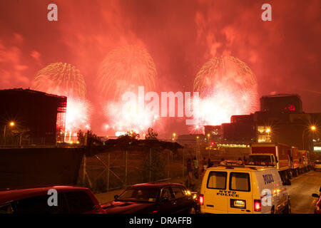 Macy's le quatrième de juillet d'artifice sur le fleuve Hudson pour l'indépendance Day New York City, USA - 04.07.12 Banque D'Images