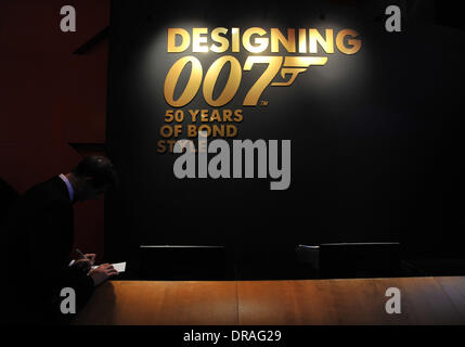 La conception d'ambiance 007 - Cinquante ans de Bond Style - Appuyez sur voir tenu au Barbican Centre. Londres, Angleterre - 05.07.12 Banque D'Images