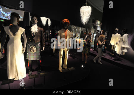 La conception de robes diverses 007 - Cinquante ans de Bond Style - Appuyez sur voir tenu au Barbican Centre. Londres, Angleterre - 05.07.12 Banque D'Images