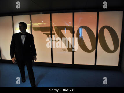 La conception d'ambiance 007 - Cinquante ans de Bond Style - Appuyez sur voir tenu au Barbican Centre. Londres, Angleterre - 05.07.12 Banque D'Images