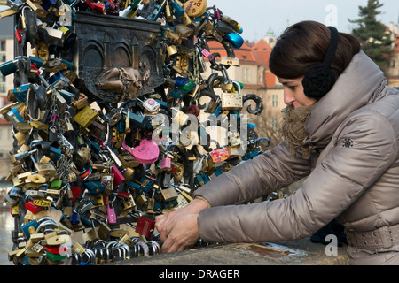 Les couples jurer amour éternel par la pose d'un verrou sur le Pont Charles .le long du pont Charles à Prague est ce pont avec Banque D'Images