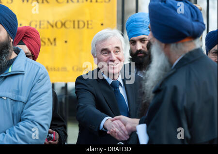 Downing Street, London, UK. 22 janvier, 2014. Les membres de l'Alliance Sikh pétition Downing Street en réponse aux récentes allégations la connivence "UK" avec l'Inde dans l'attaque contre le Temple d'or d'Amritsar en juin 1984. Le premier ministre David Cameron a demandé une enquête. Credit : Lee Thomas/Alamy Live News Banque D'Images