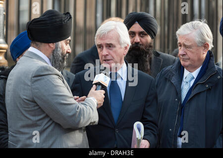 Downing Street, London, UK. 22 janvier, 2014. Les membres de l'Alliance Sikh pétition Downing Street en réponse aux récentes allégations la connivence "UK" avec l'Inde dans l'attaque contre le Temple d'or d'Amritsar en juin 1984. Le premier ministre David Cameron a demandé une enquête. Credit : Lee Thomas/Alamy Live News Banque D'Images