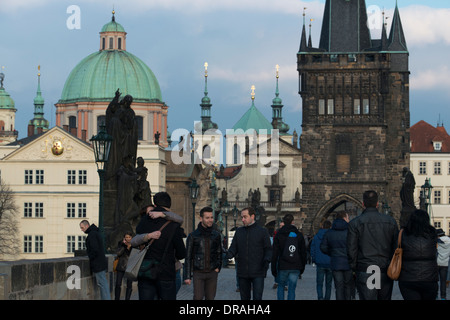 Un couple s'embrasser passionnément sur le Pont Charles .Le Pont Charles (République tchèque Karlův most ) est le plus vieux pont de Prague Banque D'Images