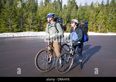 Les cyclistes se préparent à aller dans l'emballage de vélo des Cascades en hiver, Oakridge, Oregon. Banque D'Images