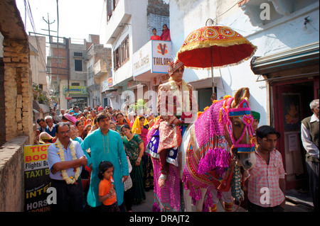 Jeune homme dans des vêtements traditionnels en Inde Banque D'Images