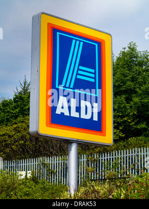 Enseigne à l'extérieur du budget d'Aldi supermarché qui vend des articles à faible coût et a prospéré au cours de la récession économique au Royaume-Uni Banque D'Images