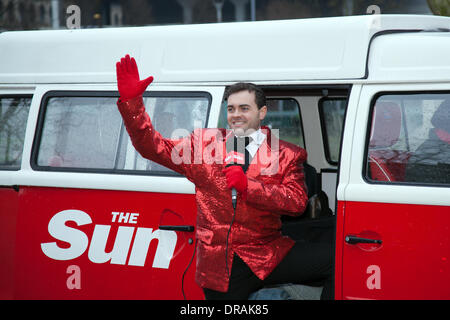 UK Manchester Piccadilly. 22 janvier, 2014. Aidan O'Neill (acteur)), interprète, compere au Sun Grand sourire event 2014. Nouvelle année, nouveau grand sourire. Le soleil grand sourire sourire 2014 Squad, dans les jardins de Piccadilly, où le soleil lance "blues Janvier-busting" grand sourire, donner la campagne sur ce qui est dit d'être la journée la plus déprimante de l'année. Credit : Mar Photographics/Alamy Live News. Banque D'Images