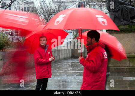 UK Manchester Piccadilly. 22 janvier, 2014. Wet jour humide pour le soleil grand sourire 2014. Nouvelle année, nouveau grand sourire. Le soleil grand sourire sourire 2014 Squad, dans les jardins de Piccadilly, où le soleil lance "blues Janvier-busting" grand sourire, donner la campagne sur ce qui est dit d'être la journée la plus déprimante de l'année. Credit : Mar Photographics/Alamy Live News. Banque D'Images