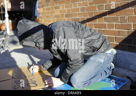 Dublin, Irlande. 22 janvier 2014. Un militant anti-crée sa propre affiche de fracturation. Les militants anti fracturation irlandais ont protesté devant les bureaux de la représentation de la Commission européenne en Irlande contre la fracturation hydraulique. La manifestation a eu lieu le jour où la Commission a publié son cadre de gaz de schiste. Crédit : Michael Debets/Alamy Live News Banque D'Images