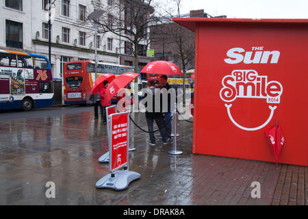 Manchester UK. 22 janvier, 2014. Wet jour humide pour le soleil grand sourire 2014. Nouvelle année, nouveau grand sourire. Le soleil grand sourire sourire 2014 Squad, dans les jardins de Piccadilly, où le soleil lance "blues Janvier-busting" grand sourire, donner la campagne sur ce qui est dit d'être la journée la plus déprimante de l'année. Credit : Mar Photographics/Alamy Live News. Banque D'Images