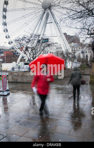 UK Manchester Piccadilly. 22 janvier, 2014. Wet jour humide pour le soleil grand sourire 2014. Nouvelle année, nouveau grand sourire. Le soleil grand sourire sourire 2014 Squad, dans les jardins de Piccadilly, où le soleil lance "blues Janvier-busting" grand sourire, donner la campagne sur ce qui est dit d'être la journée la plus déprimante de l'année. Credit : Mar Photographics/Alamy Live News. Banque D'Images