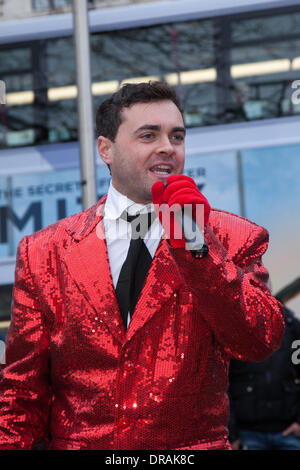 UK Manchester Piccadilly. 22 janvier, 2014. Aidan O'Neill (acteur), interprète, compere au Sun Grand sourire event 2014. Nouvelle année, nouveau grand sourire. Le soleil grand sourire sourire 2014 Squad, dans les jardins de Piccadilly, où le soleil lance "blues Janvier-busting" grand sourire, donner la campagne sur ce qui est dit d'être la journée la plus déprimante de l'année. Credit : Mar Photographics/Alamy Live News. Banque D'Images